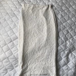 Kjol  -  En väldigt fin kjol Som jag säljer för att den inte används och den är använd ca en gång och den är lite sönder men inget som märks Plus frakt och 49 kr