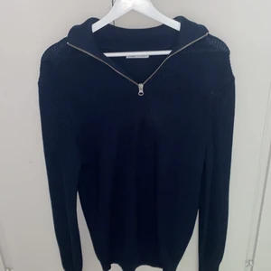 Ziptröja  - Säljer denna assnygga mörkblå ziptröja från zara. Den är ändast använd 3 ggr och är i nysskick. Den är i st m från man men är lite i storleken och passar mig som är ca 170cm. Köptes för 500kr säljer för 400kr men pris kan diskuteras💗