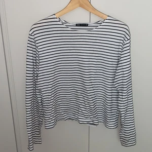 Tröja  - Säljer denna fina randiga tröja från zara. Den är i superbra skick och i jätteskönt material. 