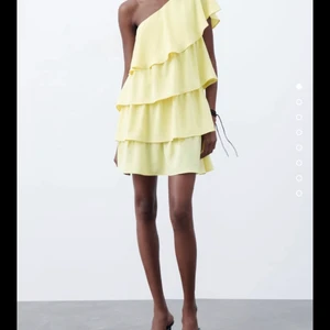 Superfin zara klänning!! - Vill ha en annan storlek så säljer denna!!