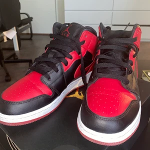 Air Jordan 1 mid banned 2020 - Jag säljer mina jordans i strl 38,5 och har använt de några fåtal gånger. Finns kvitto då jag beställde de på Restock 🥰  Jag kan tänkas sänka priset vid snabbköp. 