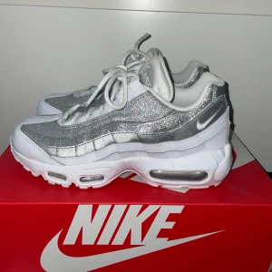 Nike skor - Jag säljer fina Nike skor på grund av de är för små för mig. Jag använde de bara en gång. Priset kan diskuteras