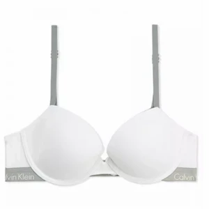 CALVIN KLEIN T-SHIRT BRA EU 70B - T-shirt BH från CALVIN KLEIN  Storlek: 70B (EU)   Köpt i Rom 2017 i Calvin Klein affären. Nypris: CA 400kr tror jag. Använd men i bra skick, små slitage - se bild 3. Pris kan diskuteras vid snabb affär. Rensar garderoben. Köpare står för frakt. 
