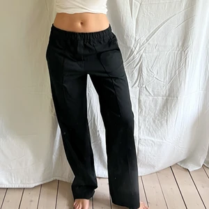 Kostymbyxor från Axel Arigato - Supersnygga kostymbyxor från Axel Arigato! Går att ha som hög midja eller låg! Som referens är jag 168cm. Stl 36, köparen står för frakten :)