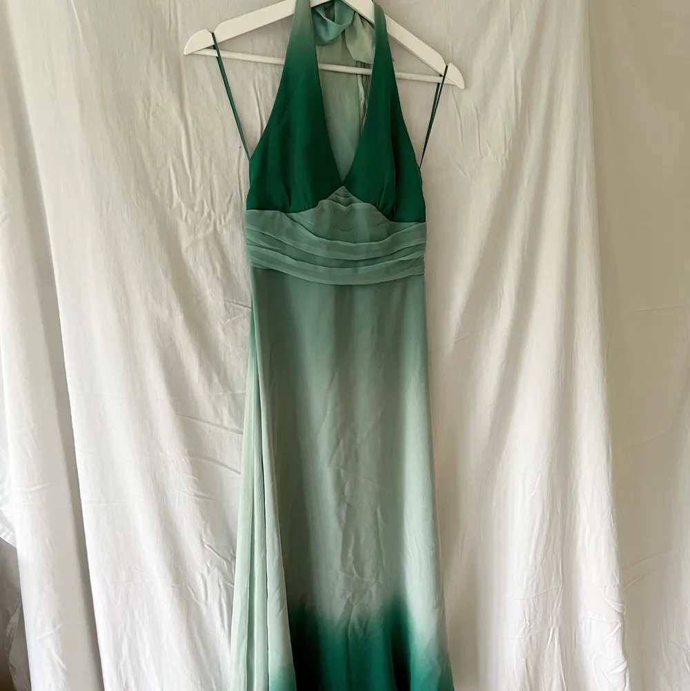 Superfin långklänning i olika färger av grön! Jättebra skick! perfekt nu till midsommar!! Stl S, köparen står för frakten :). Klänningar.