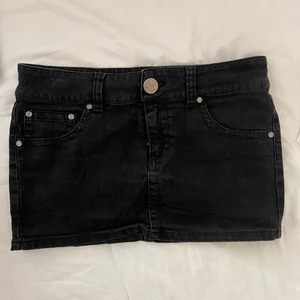 Lågmidjad kjol - Lågmidjad kort svartgrå jeanskjol, gammal från gina men ser ny ut😍 Säljer pga för liten, storlekslappen har försvunnit men skulle säga ungefär som en S