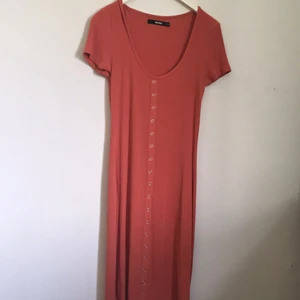 Klänning - Hej jag säljer en korall färgad skön klänning i stretchit material perfekt till sommaren är lätt och skön den är i storlek XS men passar även S och M eftersom att den är stretchig! Säljer för 100kr köpare står för frakten!💕💜