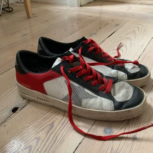 Golden goose stardan  - Storlek 43, använts ett fåtal gånger. Mycket av slitningarna är hur man får dom. Nypris ca 4000