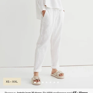 Linnebyxor  - Vita linnebyxor från hm som är helt slutsålda! Säljer pga flytt 💓TAR BARA BETALNING VIA SWISH PRIVAT 