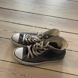 Converse  - Säljer mina blå converse pga lite för liten storlek för mig! Använda men inte förstörda! Storlek 37.5 funkar absolut 38! Kan självklart posta skorna! 📦
