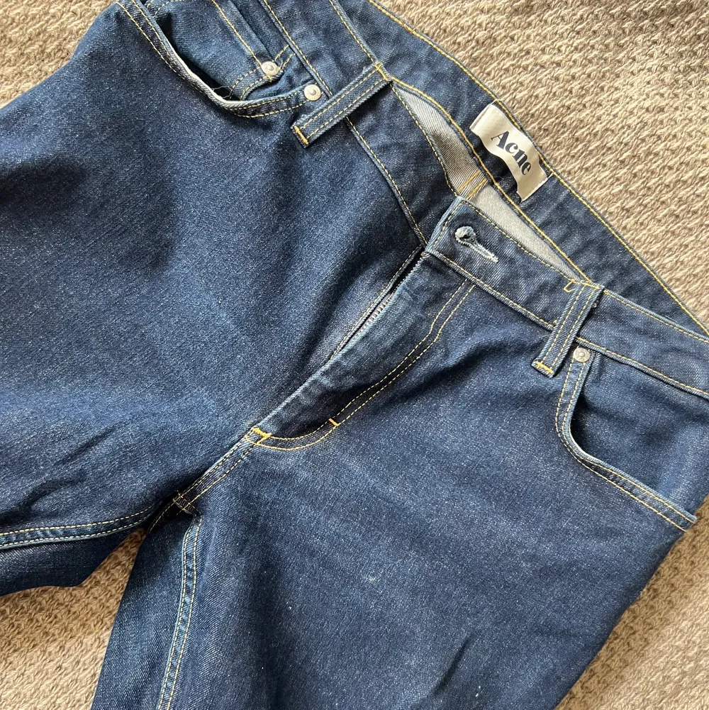 Jätte fina jeans ifrån acne💓❤️ raka i benen.KÖP INTE GENOM APPENS FUNKTIONER TAR BARA SWISH. Jeans & Byxor.