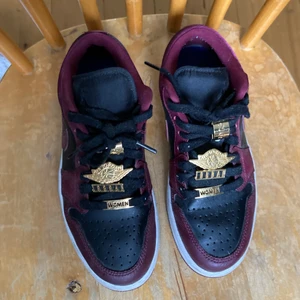 Jordans - Jag säljer mina jordans som jag köpte för ett tag sen. Dom har använts ca 4 gånger Så dom är i bra skick och köptes för 2000 kr. Dom är lite dammiga eftersom dom har legat undan ett tag men de är bara att ta bort innan jag fraktar dom!💕