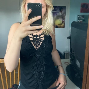 Svart Topp - Jätte söt svart topp med coola detaljer. Köpt secondhand💕