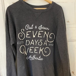 Sweatshirt  - Mörkgrå sweatshirt från lager 157.  Lite nopprig men annars felfri! Storlek: XL Pris: 30 + frakt