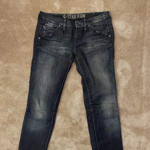 Så coola jeans från g-star, mycket bra skick!! storlek 28/34🌟🌟