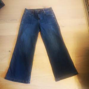 Calvin Klein jeans med raka vida ben. Jättebekväma och mjuka i tyget. 