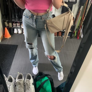 Blå jeans strl 34 - Så himla fina jeans i bra skick😍😍 Buda eller köp direkt för 400!