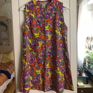 60-talsklänning - Unik A-linje 60-talsklänning. Står storlek 42 men är mindre än så skulle jag säga. 45 cm i byst rakt över när den ligger platt. Köpt i vintage-affär. Starka färger, starkare än på bilderna skulle jag säga.