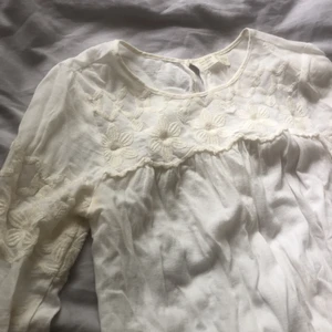 Blus - Superfin vit blus med blombroderier💓 den är i barnstolen men passar xs/s
