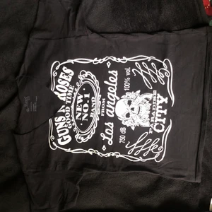 Baby tee - Baby tee med Guns and roses tryck