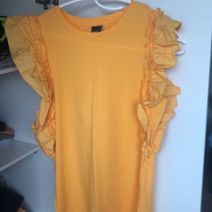 Sommarklänning  - Somrig sommarklänning i storlek S som har aldrig använts. Väldigt mjuk material.  Klänningen är från ginatricot