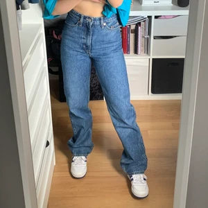 Weekday Jeans Rowe - Weekdayjeans i modellen Rowe. Såså fina!! Knappt använda pga för tajta😩 Ganska långa på mig som är 155 som man ser på bilden. Nypris 500kr, säljer för 250kr!  