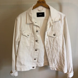 Vit jeansjacka - Jacka från bikbok i superfint skick! Storlek small💜