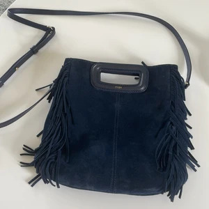 Maje väska - Säljer min maje M bag vanliga storleken i marinblå. Säljer då den tyvärr knappt har kommit till användning vilket betyder att den är i extremt bra skick!! Nypris ligger på 2300kr. Hör av dig vid frågor eller funderingar💕