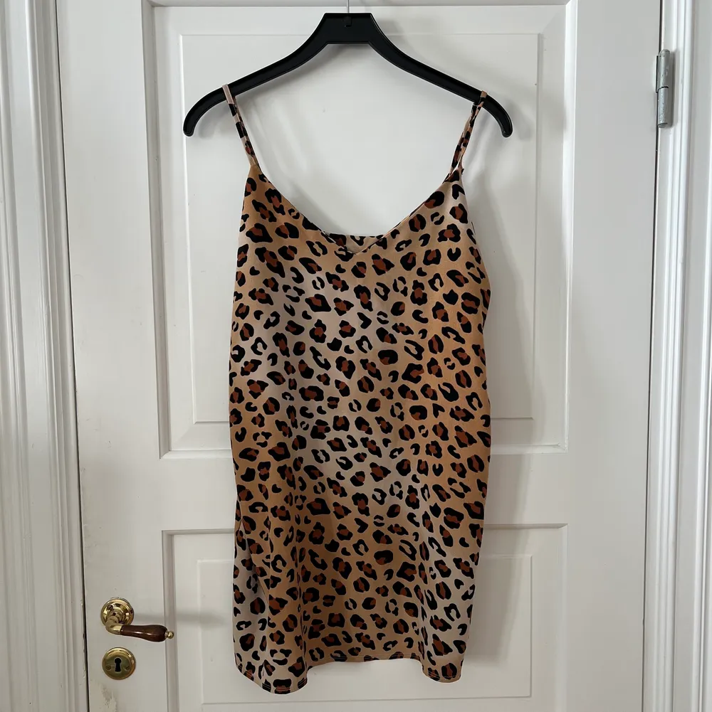 Leopardmönstrad slip in-klänning från Monki i storlek M. Längd är till mitten av låren på mig som är 160 cm. . Klänningar.