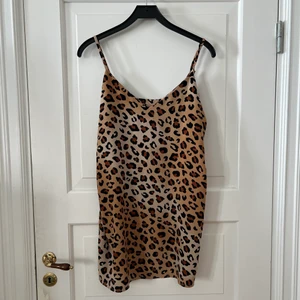 💛🤎Leopardmönstrad slip in-klänning💛🤎 - Leopardmönstrad slip in-klänning från Monki i storlek M. Längd är till mitten av låren på mig som är 160 cm. 
