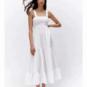 Säljer nu denna superfina vita volangklänning från zara. Helt slutsåld på deras hemsida så säljer den för 160kr+frakt🙌🏻