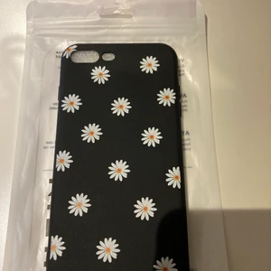 Blommigt mobilskal IPhone 7 plus  - Säljer detta jätte fina mobilskal för IPhone 7plus. Helt oanvänt. Säljer detta då jag fick fel storlek, därav helt oanvänt. Skalet är svart med vit gula blommor.