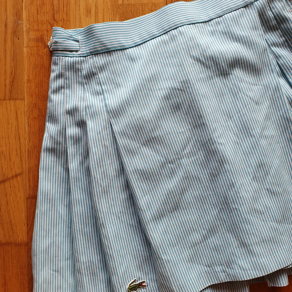 Världens finaste kjol från lacoste. Omlott och är mellan 34/36 skulle jag säga🐦. Kjolar.
