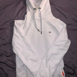 SuperDry hoodie strl. S - Hoodie använd fåtal gånger men en lite missfärgning vid kragen, se bild. 