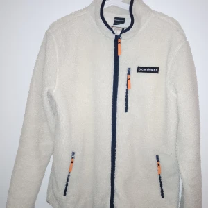 Tröjor samt fin Damjacka!  - Den vita luddiga tröjan är storlek M, och är i använt skick men ingenting trasigt. 150kr