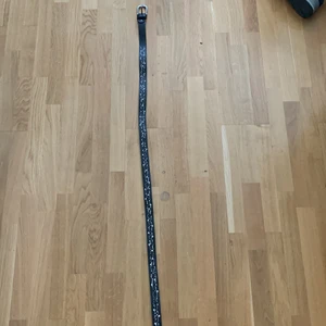 Y2k belte - Ett kristall belte som passar till allt. Bra skick. Köpare står för frakten. Kan skicka mer bilder om någon är intresserad 