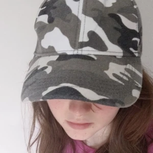 kamouflagemönstrad keps - köpte denna i italien (?) för några år sedan och har inte använt på ett tag. storlek går att justera med kardborrebandet på baksidan :)