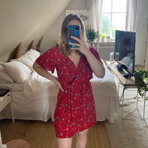 Somrig klänning  - Röd somrig klänning som passar S-M 