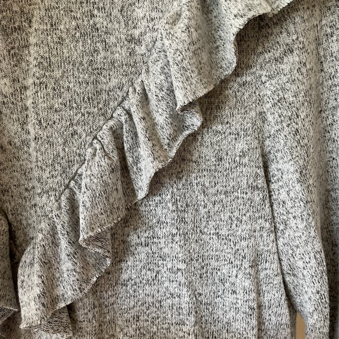 Tröja grå långärmad volang  - 90