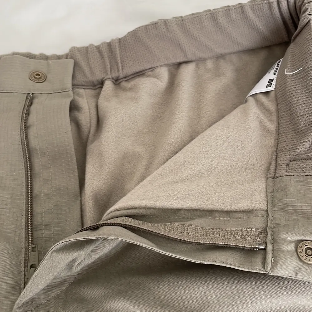Inbyggt bälte, skönt stretch material. Storlek M. Jeans & Byxor.