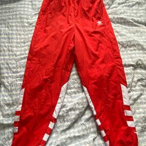 Ett par röda Adidasbyxor i windvreaker material, knappt använda! 