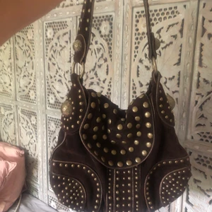 Dkny väska - En super cool väska från dkny i brun mocka, går att bära under axeln❣️❣️