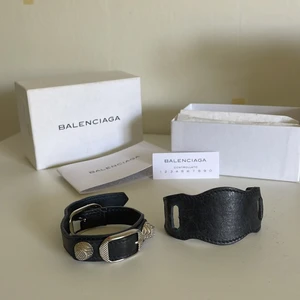Balenciaca armband  - DET PÅ BILDEN INGÅR!!! DVS FRÅGA INTE SÅNT SOM FRAMGÅR I ANNONSEN. Priset står i annonsen. Balenciaca armband, marin/silver. Använt ngn gång. Nyskick och såklart äkta     