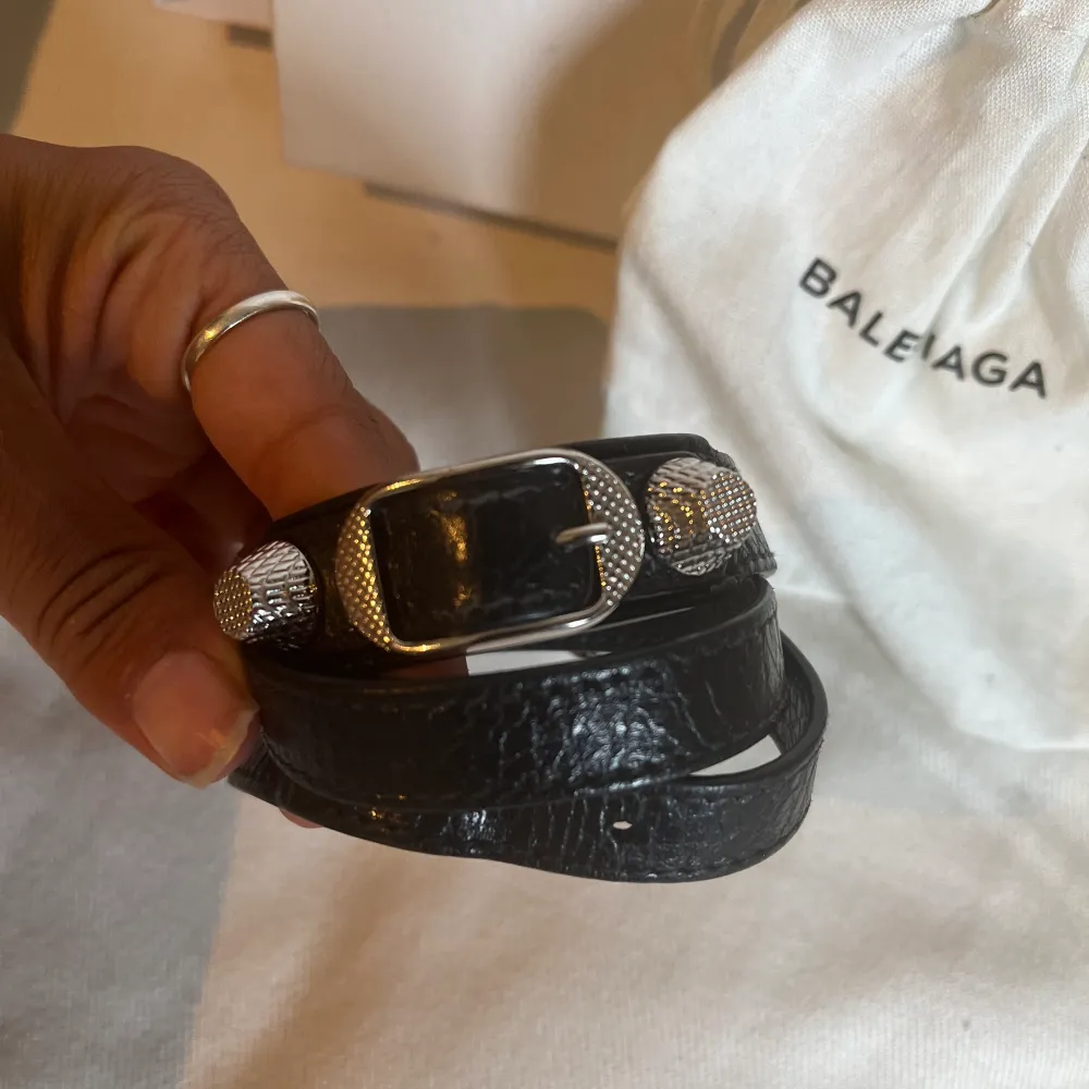 Ett svart balenciaga armband som är köpt för länge sen men använt fåtal gånger. Väldigt nyskick. Det finns kvitto men det är ganska slitet!❤️ Köparen står för frakt!!🌸. Accessoarer.