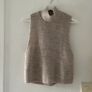 Stickad väst - Stickad väst med polokrage, slipover, från chiquelle. Chiquelle x Margaux Dietz. Nyskick, den har tyvärr aldrig kommit till användning.