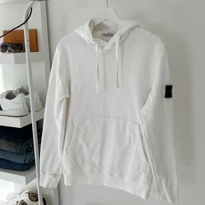   Stone Island Hoodie - Jag säljer min Stone Island hoodie i storlek M, färgen vit för 1100kr. Skicket på tröjan är 9/10 får den bara är använd fåtal gånger. Köparen står för frakt! Skriv om ni har frågor eller vill ha mer bilder!