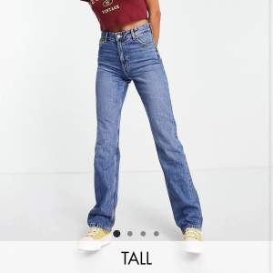 Ett par långa blåa jeans från Bershka Tall! Säljer pga använder inte. Använda 1 gång. Jag är 182cm lång och de sitter bra på mig! Lite lite korta för min smak så skulle säga att de passar er som är 175-180cm! 