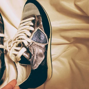 Philippe Model 37 - Sneakers fr Philippe Model, använda men i gott skick, strl 37 Nypris 2.835kr Säljer för 650kr Kan skickas spårbart 66kr