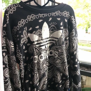 Adidas tröja - Säljer denna varma och sköna adidas sweatshirt i paisley mönster. Loggan är medvetet lite smått sliten för dess design. 
