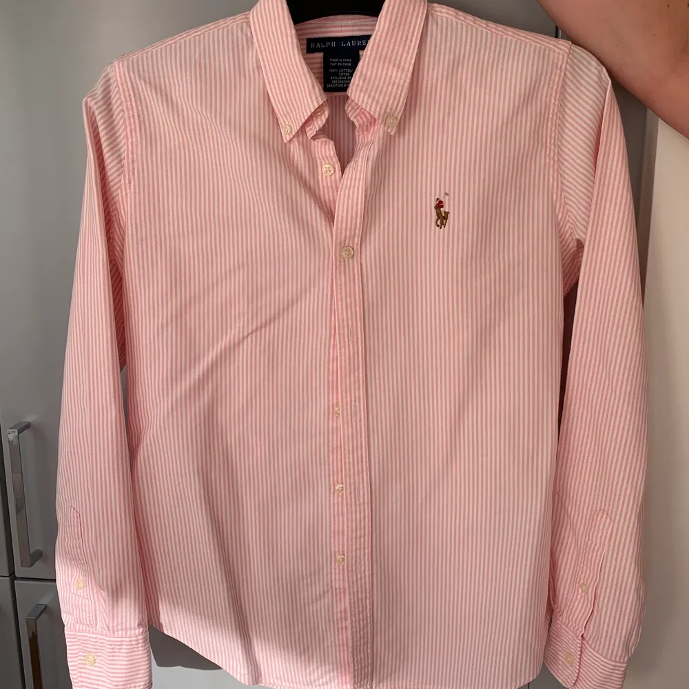 Skjorta i märket Ralph Lauren. Vit/rosa randig   Använd 2 gånger.  Storlek 8 . Skjortor.